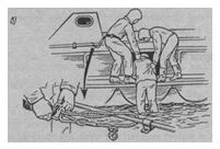 Оказание помощи человеку за бортом схемы поиска при спасении